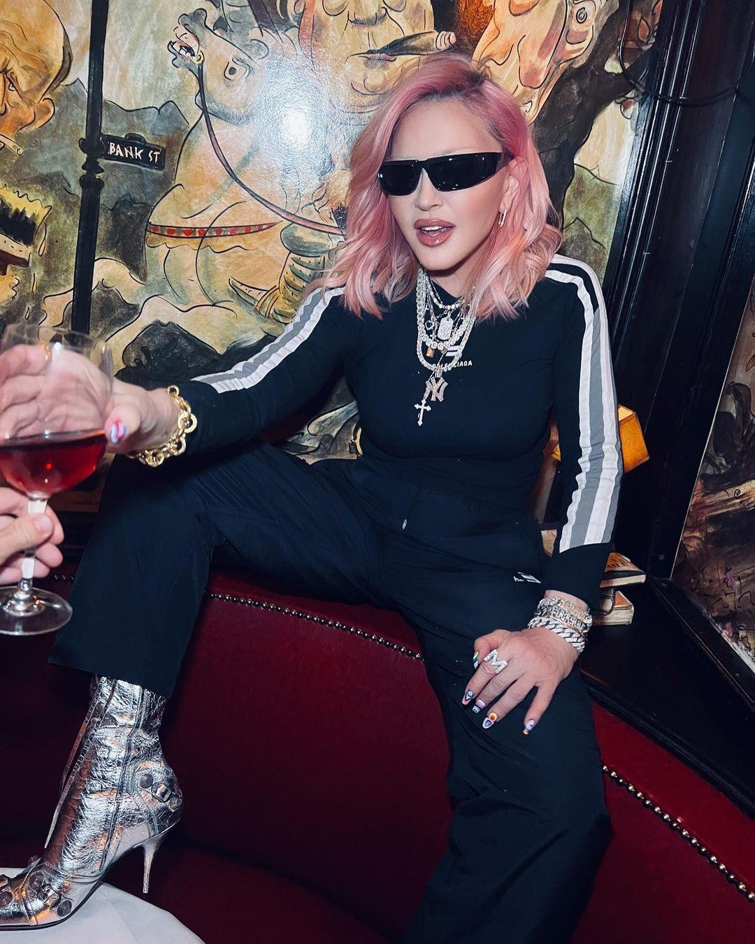 Madonna mới gia nhập trào lưu vào tháng 9. "Nữ hoàng nhạc Pop" lựa chọn tẩy lông mày thay vì cạo. Ảnh: Instagram.