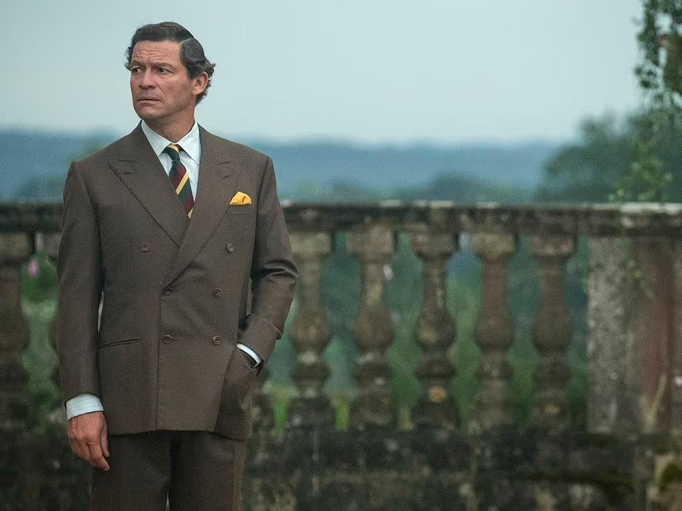 The Crown bị chỉ trích khi mô tả Thái tử Charles là người mưu mô, âm mưu lật đổ mẹ ruột. Ảnh: Netflix. The Crown bị chỉ trích khi mô tả Thái tử Charles là người mưu mô, âm mưu lật đổ mẹ ruột. Ảnh: Netflix.