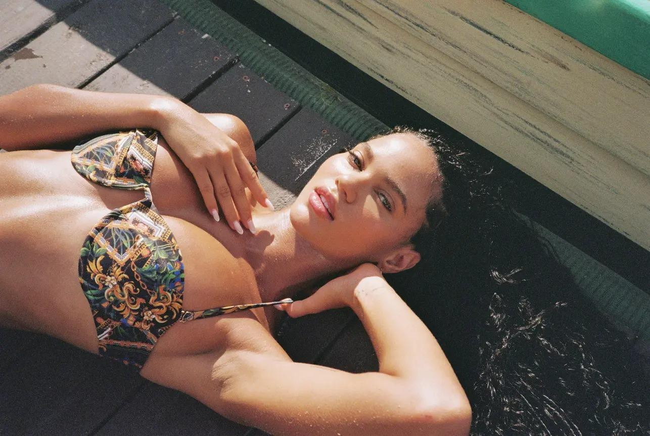 Juliana được chọn là người mẫu chính cho chiến dịch quảng bá. Cô được đánh giá truyền tải được tinh thần của bộ sưu tập - lột tả vẻ gợi cảm cho bất kỳ ai mặc chúng. Ảnh: FAE.