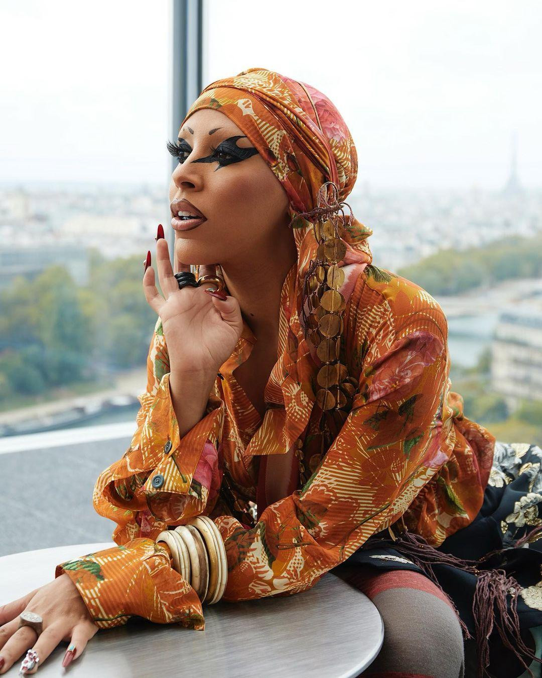 Trong khi những người đẹp trên chỉ dùng phương pháp tẩy trắng, Doja Cat chịu chơi hơn với quyết định cạo sạch cả đầu và lông mày cùng lúc vào tháng 8. Trên Instagram, giọng ca Woman biến hóa diện mạo liên tục với những kiểu vẽ lông mày độc đáo. Ảnh: Instagram.