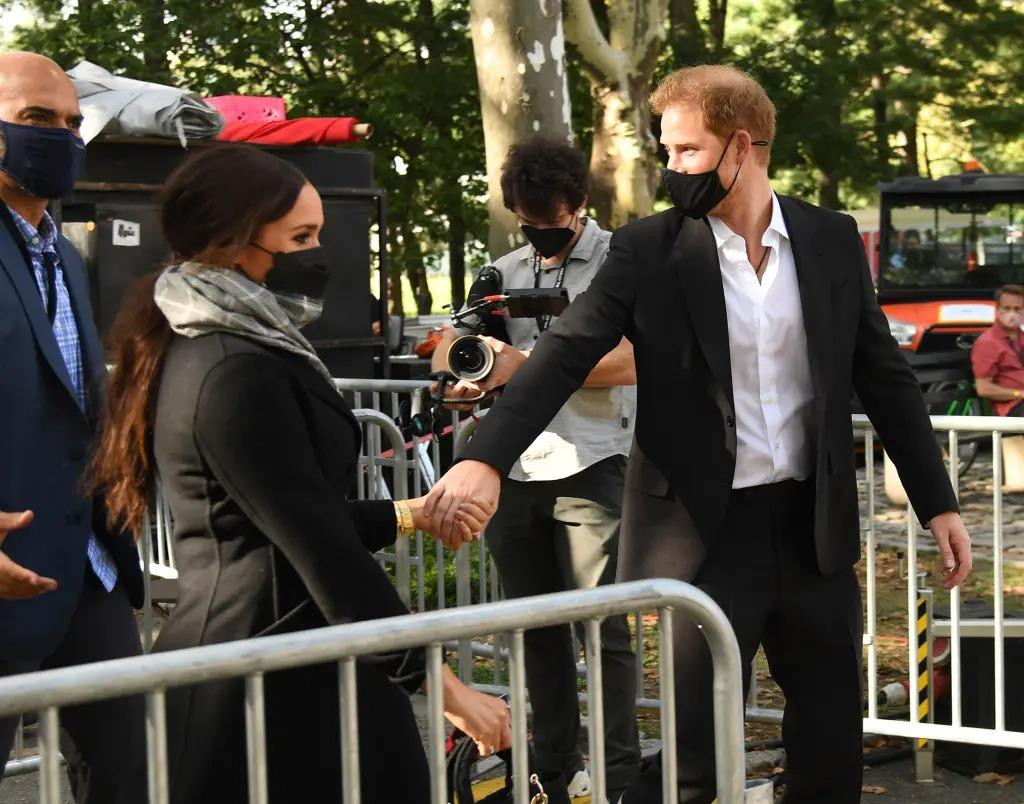 Hoàng tử Harry và Meghan Markle mâu thuẫn giữa chia sẻ trong phim và hồi ký. Ảnh: Getty Images. Hoàng tử Harry và Meghan Markle mâu thuẫn giữa chia sẻ trong phim và hồi ký. Ảnh: Getty Images.