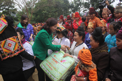 Tặng chăn ấm cho đồng bào nghèo tại xã Chiềng Ly huyện Thuận Châu, tỉnh Sơn La