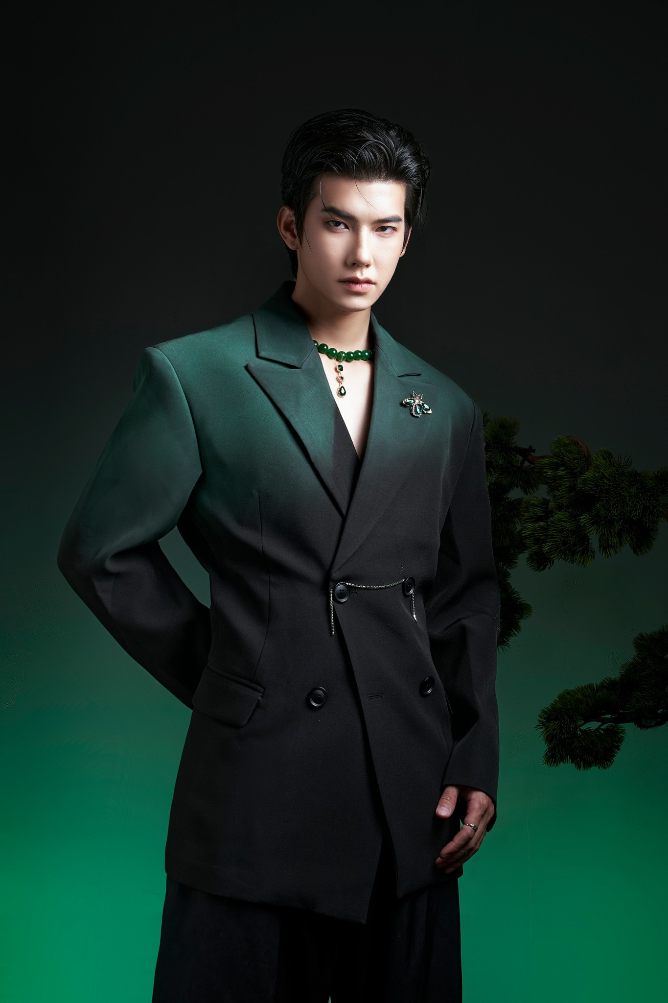 Visual sắc sảo của nam chính Đình Mạnh được nhận xét gợi nhớ tới dàn nam thần Hoa ngữ. Visual sắc sảo của nam chính Đình Mạnh được nhận xét gợi nhớ tới dàn nam thần Hoa ngữ.