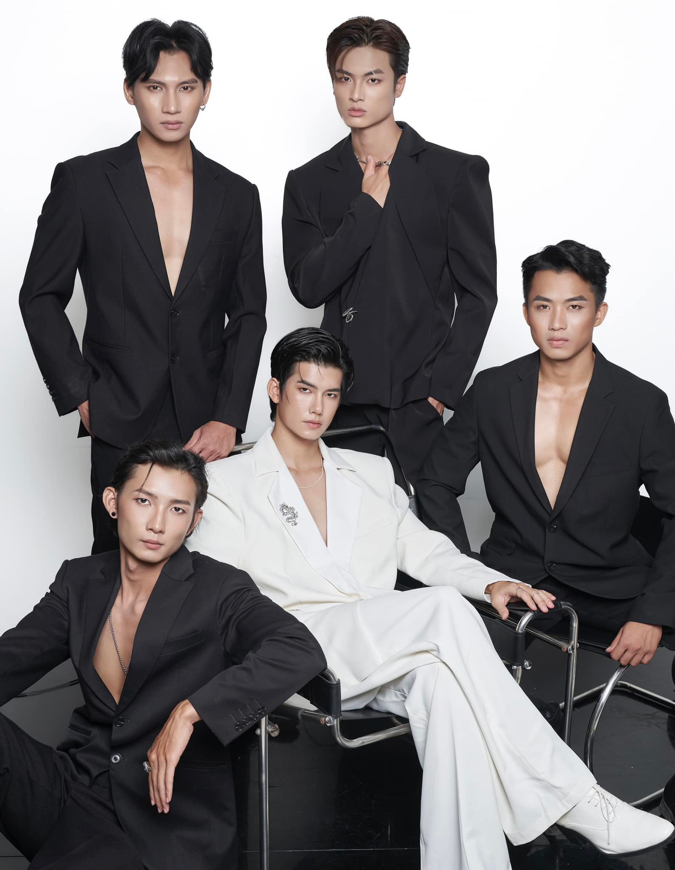 Visual sắc sảo của nam chính Đình Mạnh được nhận xét gợi nhớ tới dàn nam thần Hoa ngữ. Visual sắc sảo của nam chính Đình Mạnh được nhận xét gợi nhớ tới dàn nam thần Hoa ngữ.