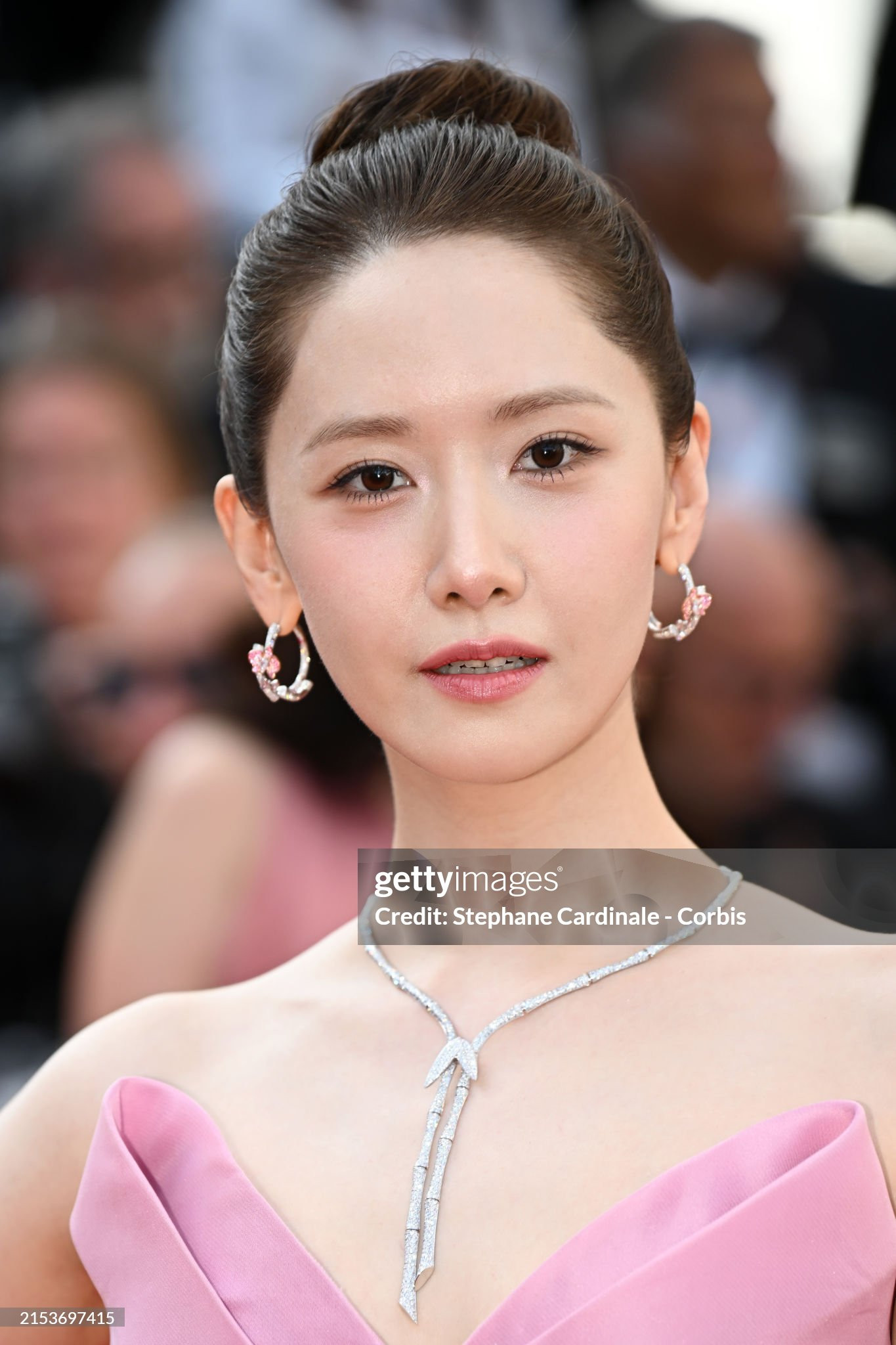 Nhan sắc xinh đẹp của YoonA được cho là "gánh còng lưng" tạo hình sến sẩm. Nhan sắc xinh đẹp của YoonA được cho là "gánh còng lưng" tạo hình sến sẩm.