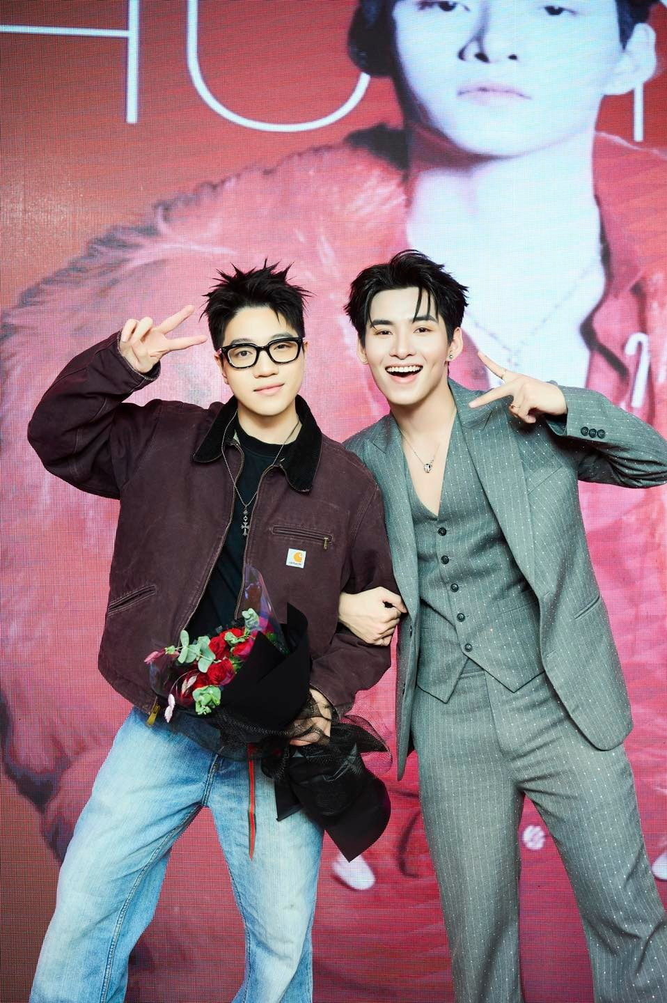 Kewtiie (bên trái) là người phụ trách phần âm nhạc cho ca khúc của Hùng Huỳnh. Kewtiie (bên trái) là người phụ trách phần âm nhạc cho ca khúc của Hùng Huỳnh.