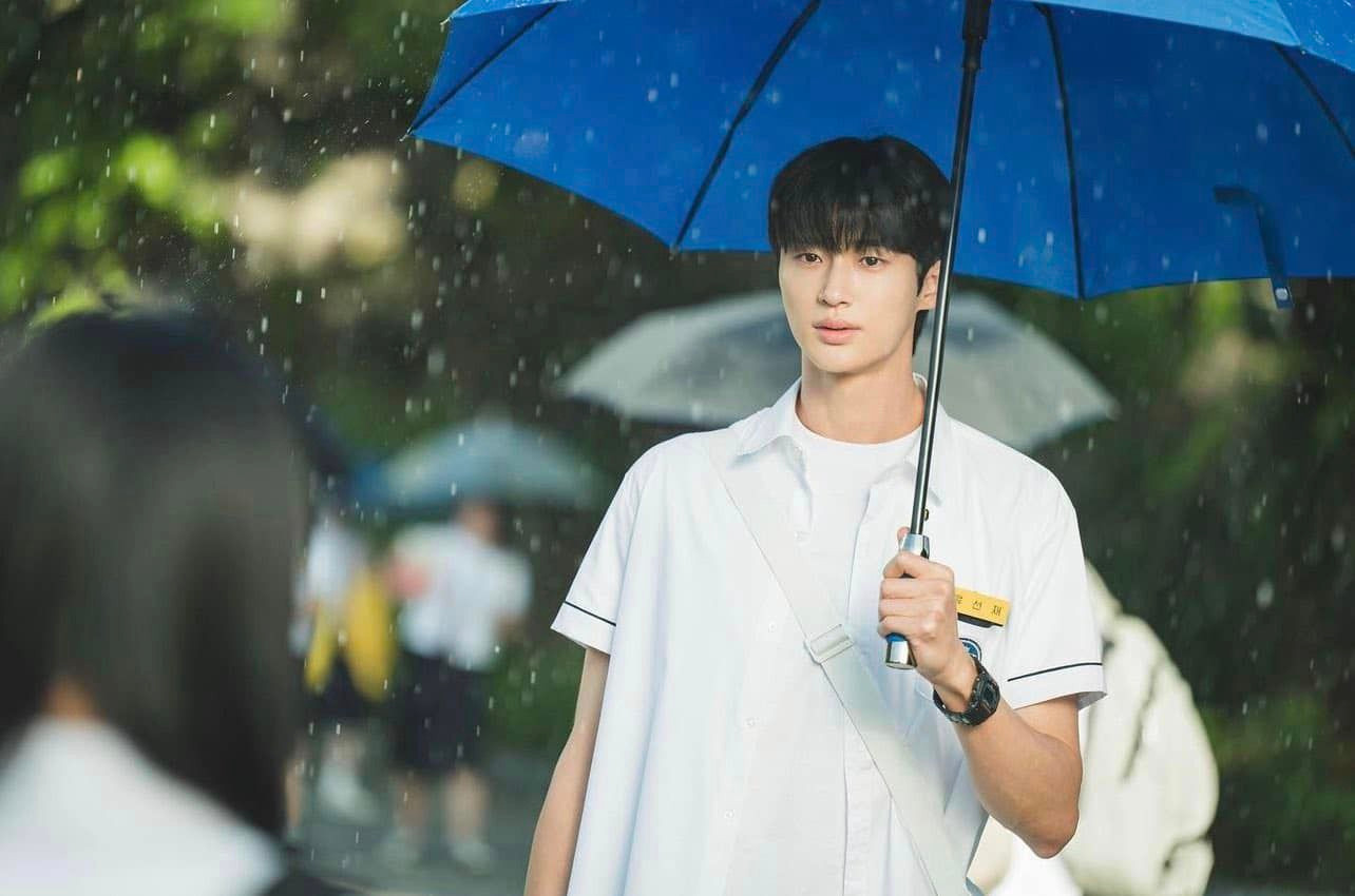 Cả hai ngôi sao xứ Hàn - Trung đều có màn hóa thân nam sinh mượt mà trong phim, dù ngoài đời đều đã hơn 30 tuổi.