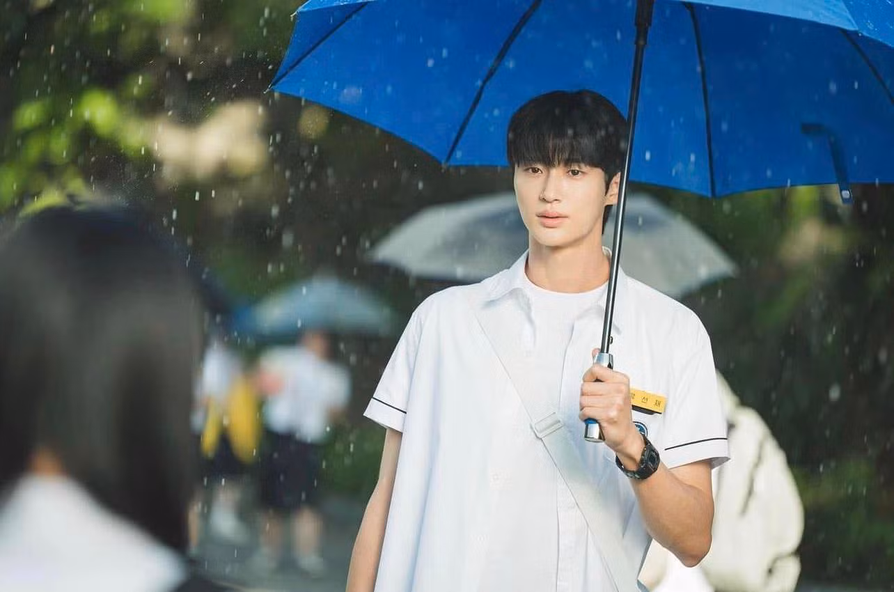 Cả hai ngôi sao xứ Hàn - Trung đều có màn hóa thân nam sinh mượt mà trong phim, dù ngoài đời đều đã hơn 30 tuổi.