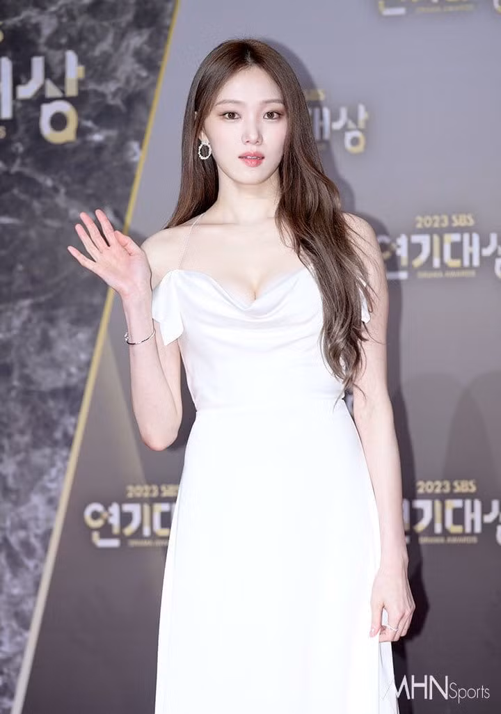 Sở hữu sắc vóc nổi bật với chiều cao 1m75, Lee Sung Kyung nhận về cơn mưa lời khen.