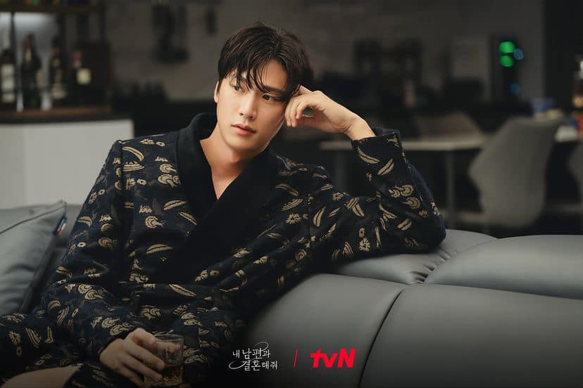 Trước đó, vào cuối tập 4, nam chính khiến người hâm mộ mê mệt với hình thể săn chắc, nhan sắc điển trai trong phân cảnh tiết lộ thân phận. Trước đó, vào cuối tập 4, nam chính khiến người hâm mộ mê mệt với hình thể săn chắc, nhan sắc điển trai trong phân cảnh tiết lộ thân phận.