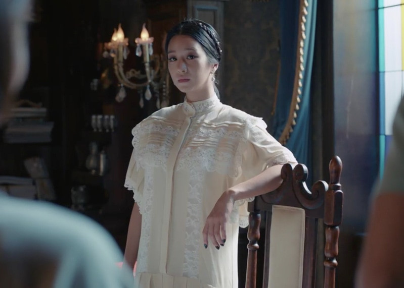 Nữ chính nhẹ nhàng, mở lòng mình hơn khi tìm thấy mái ấm mới. Phục trang của cô lúc này thiên về tông màu sáng, chất liệu rủ, bay bổng.