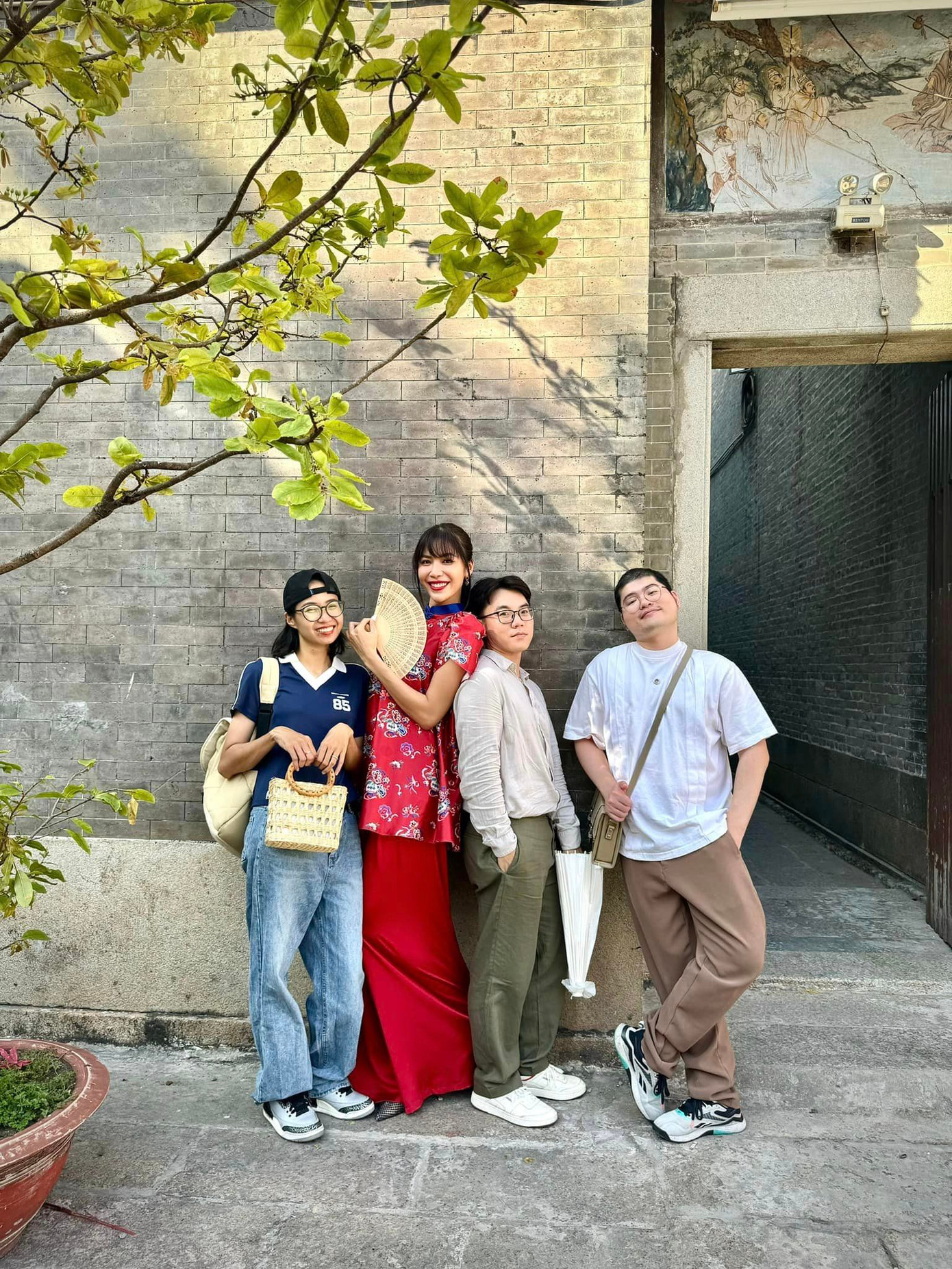 Siêu mẫu Minh Tú dành thời gian cho gia đình, bạn bè trong những ngày đầu năm. Diện mạo đằm thắm hiếm thấy của siêu mẫu trong trang phục tông màu hồng, đỏ nổi bật.