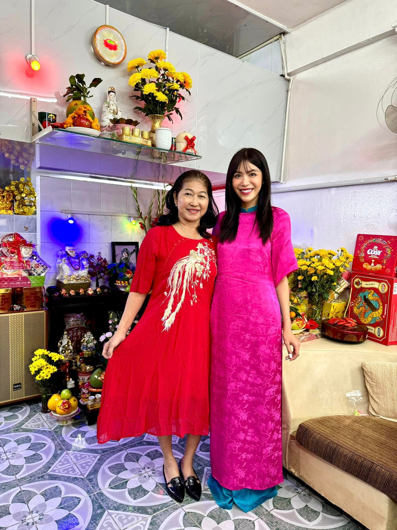 Siêu mẫu Minh Tú dành thời gian cho gia đình, bạn bè trong những ngày đầu năm. Diện mạo đằm thắm hiếm thấy của siêu mẫu trong trang phục tông màu hồng, đỏ nổi bật.