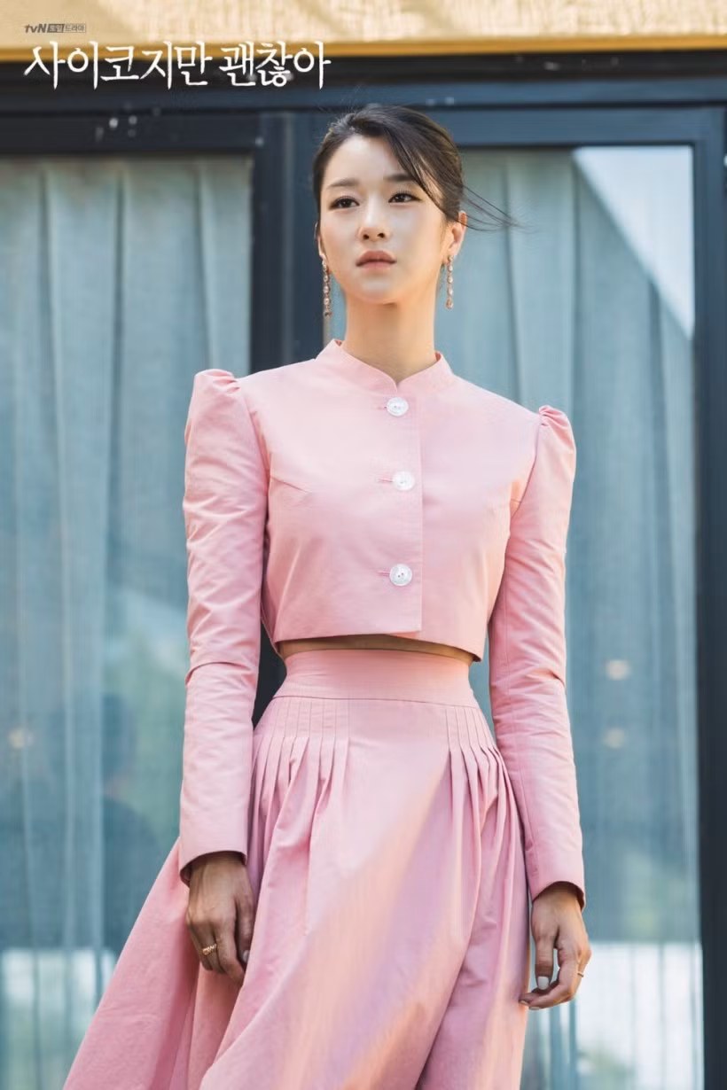 Sở hữu vòng eo nhỏ "siêu thực", Seo Ye Ji mang khí chất cuốn hút trong những thiết kế cầu kỳ.
