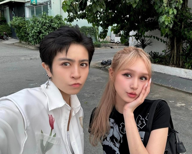 Xoài Non và Gil Lê chuộng trang phục phối tông màu đen trắng khi chụp ảnh đôi.