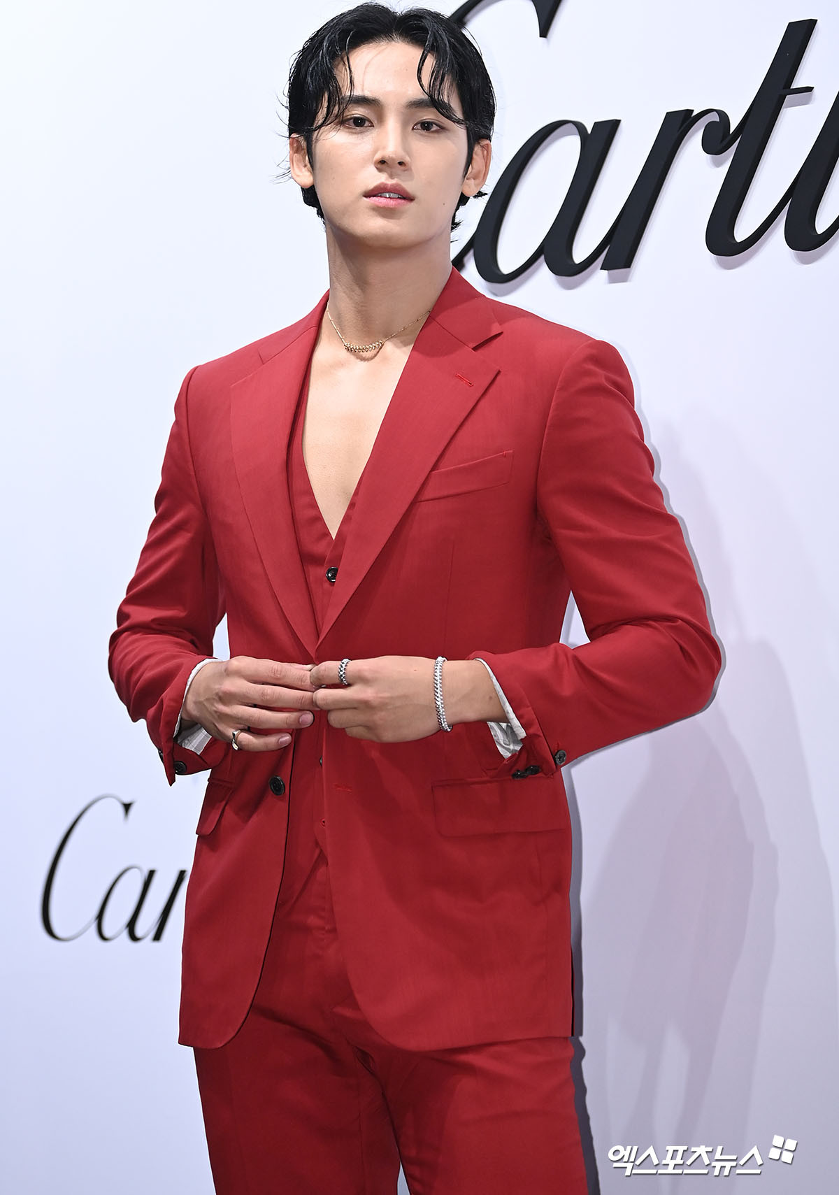 Trong thời gian gần đây, mỹ nam 9X nhiều lần gây sốt với sắc vóc nổi bật khi đồng hành cùng các thương hiệu xa xỉ tại các sự kiện.