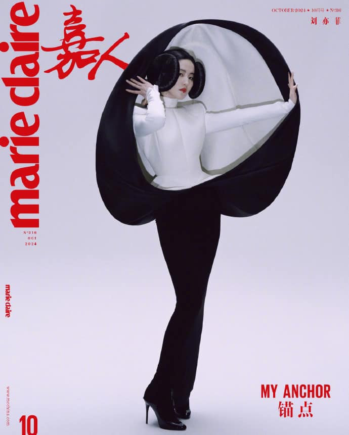 Ba bộ phục trang Haute Couture thuộc BST Thu Đông của Stéphane Rolland, Viktor & Rolf, Thom Browne (theo thứ tự từ trái sang phải). Ba bộ phục trang Haute Couture thuộc BST Thu Đông của Stéphane Rolland, Viktor & Rolf, Thom Browne (theo thứ tự từ trái sang phải).