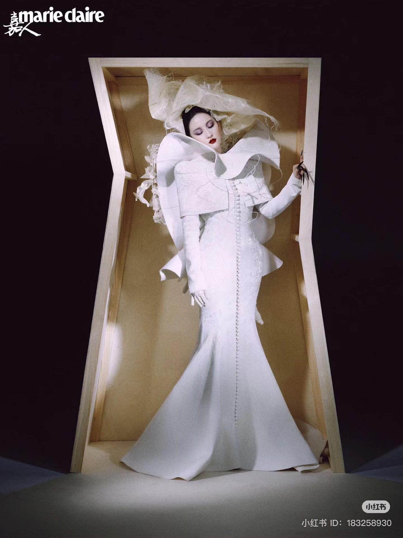 Ba bộ phục trang Haute Couture thuộc BST Thu Đông của Stéphane Rolland, Viktor & Rolf, Thom Browne (theo thứ tự từ trái sang phải). Ba bộ phục trang Haute Couture thuộc BST Thu Đông của Stéphane Rolland, Viktor & Rolf, Thom Browne (theo thứ tự từ trái sang phải).