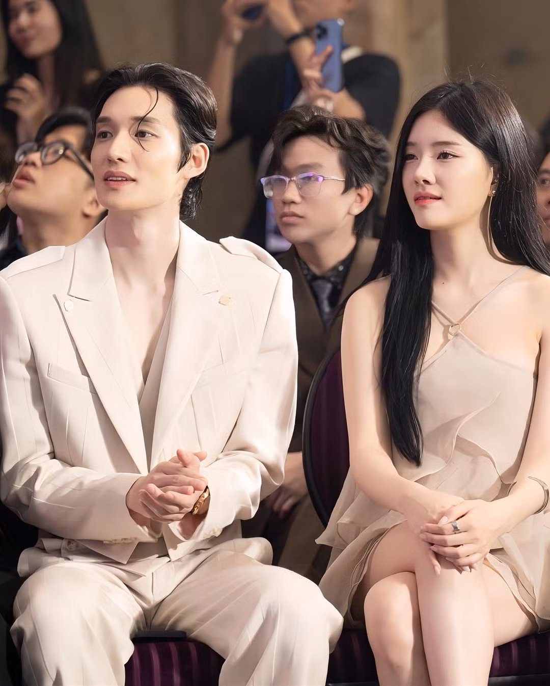 Trang phục "xuyệt tông" của cặp đôi được cho là thông điệp kín đáo về tình trạng mối quan hệ hiện tại của cả hai.