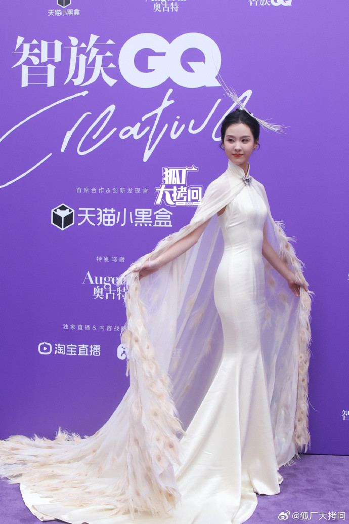 Trần Đô Linh hóa nàng tiên công màu trắng đầy cuốn hút. Trang phục sườn xám, áo choàng đính lông vũ cùng kiểu trang điểm mắt nhấn vào eyeliner màu trắng được khen ngợi hết lời.