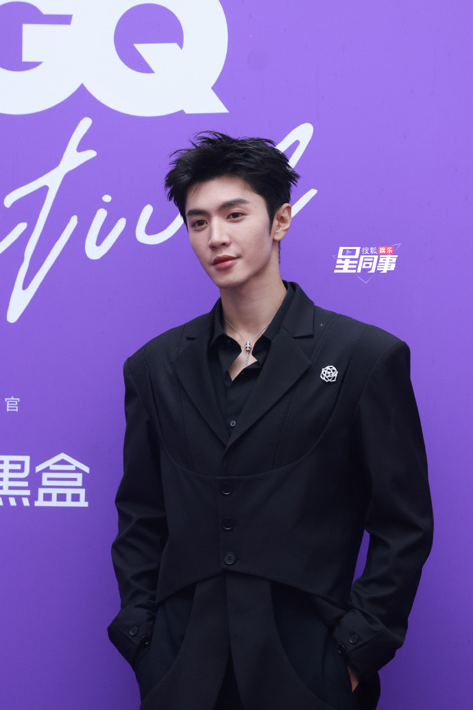 Netizen không có ấn tượng gì với trang phục của Trần Triết Viễn, Hứa Khải.