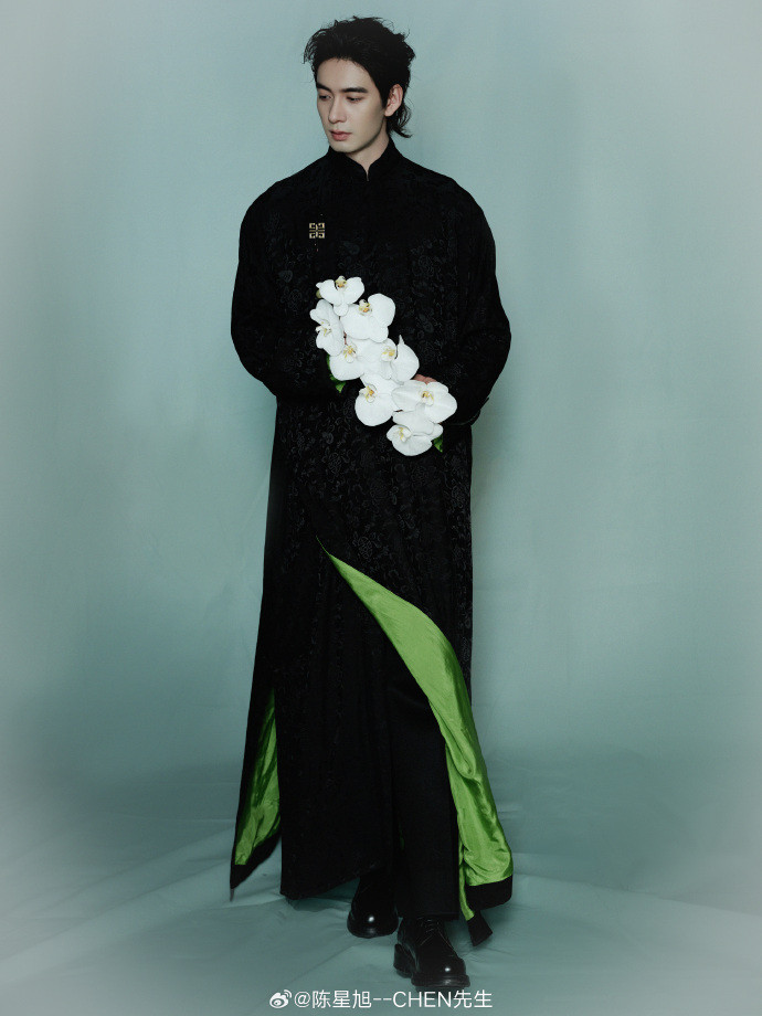 Trần Tinh Húc khoe nhan sắc đầy nam tính trong trang phục truyền thống cùng hoa lan. Trong một tạo hình khác trước thềm đêm hội, Trần Tinh Húc diện âu phục trắng, chất liệu vải tweed.