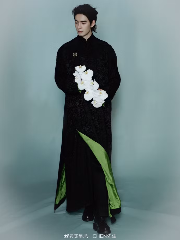 Trần Tinh Húc khoe nhan sắc đầy nam tính trong trang phục truyền thống cùng hoa lan. Trong một tạo hình khác trước thềm đêm hội, Trần Tinh Húc diện âu phục trắng, chất liệu vải tweed.