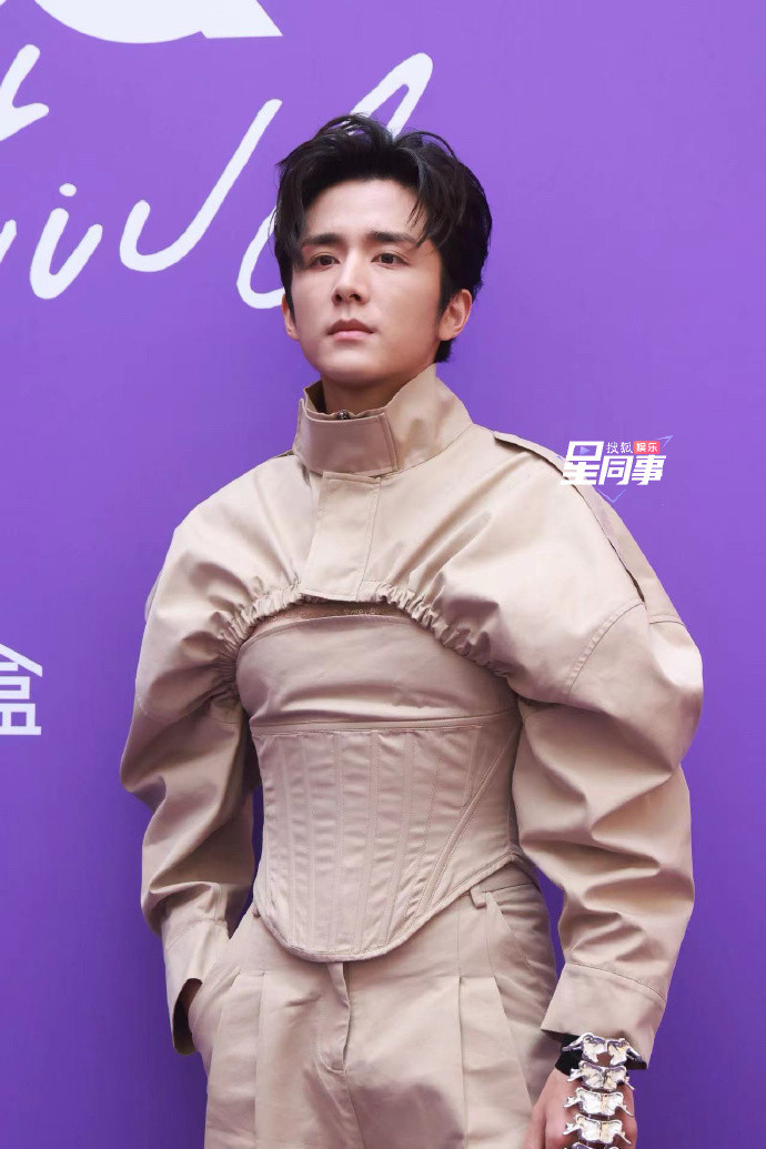 Trương Tân Thành lấy cảm hứng từ &quot;bom tấn&quot; Dune cho tạo hình GQ Thịnh Điển. Nam diễn viên hóa thân thành chiến binh trên cồn cát trong trang phục tông màu be, nâu nhạt.