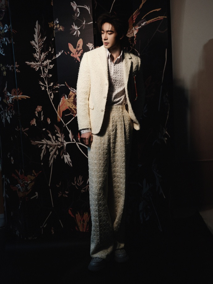 Trần Tinh Húc khoe nhan sắc đầy nam tính trong trang phục truyền thống cùng hoa lan. Trong một tạo hình khác trước thềm đêm hội, Trần Tinh Húc diện âu phục trắng, chất liệu vải tweed.