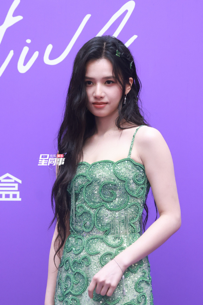 Trương Tịnh Nghi bước lên thảm đỏ GQ Thịnh Điển mà không tung tạo hình trước. Nhan sắc xinh đẹp của nữ chính Tích Hoa Chỉ trong thiết kế của Georges Hobeika leo Hot Search Weibo.