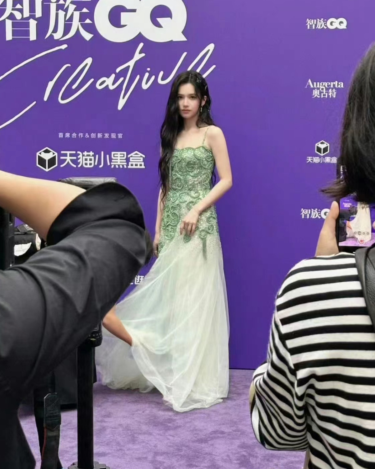 Trương Tịnh Nghi bước lên thảm đỏ GQ Thịnh Điển mà không tung tạo hình trước. Nhan sắc xinh đẹp của nữ chính Tích Hoa Chỉ trong thiết kế của Georges Hobeika leo Hot Search Weibo.