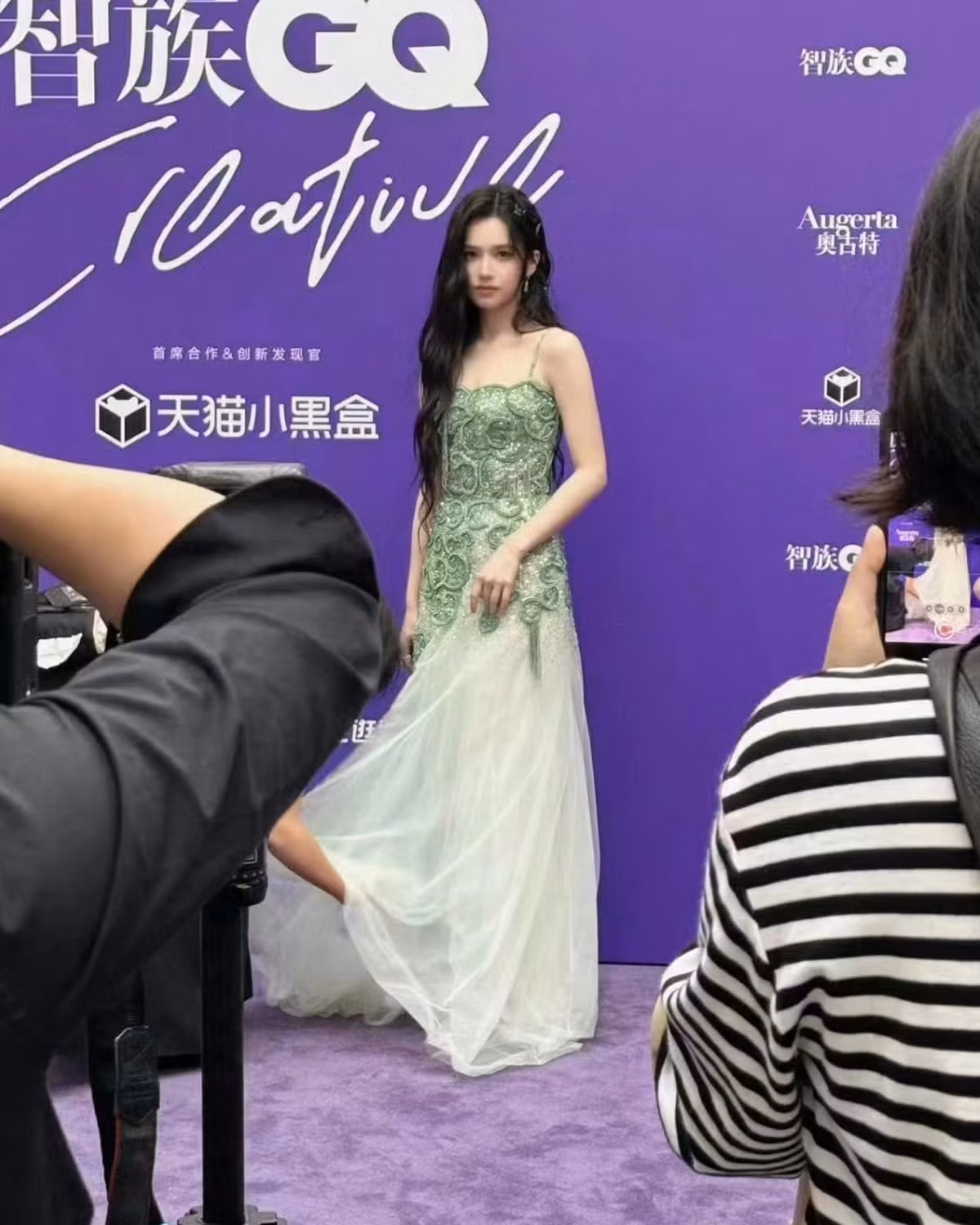 Trương Tịnh Nghi bước lên thảm đỏ GQ Thịnh Điển mà không tung tạo hình trước. Nhan sắc xinh đẹp của nữ chính Tích Hoa Chỉ trong thiết kế của Georges Hobeika leo Hot Search Weibo.