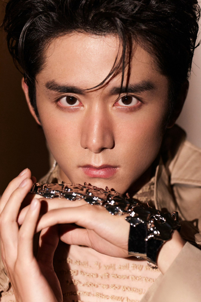 Trương Tân Thành lấy cảm hứng từ &quot;bom tấn&quot; Dune cho tạo hình GQ Thịnh Điển. Nam diễn viên hóa thân thành chiến binh trên cồn cát trong trang phục tông màu be, nâu nhạt.