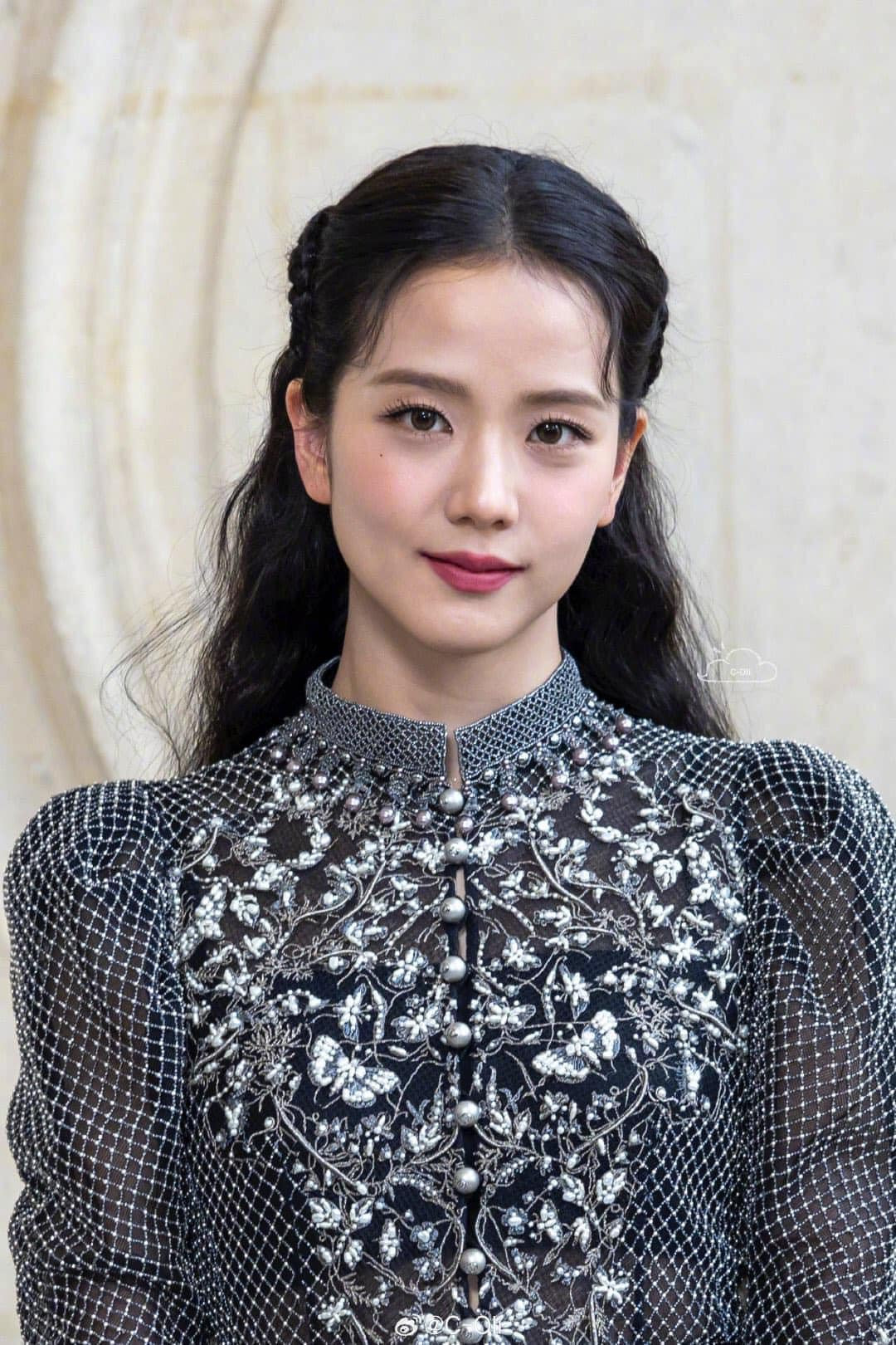 Jisoo BLACKPINK khoe nhan sắc thăng hạng, không tì vết dưới ống kính báo giới và Getty Images. Jisoo BLACKPINK khoe nhan sắc thăng hạng, không tì vết dưới ống kính báo giới và Getty Images.