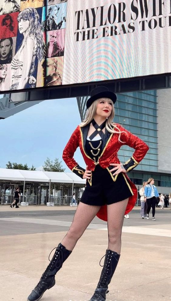 Album Red qua góc "cosplay" của Swifties. Album Red qua góc "cosplay" của Swifties.