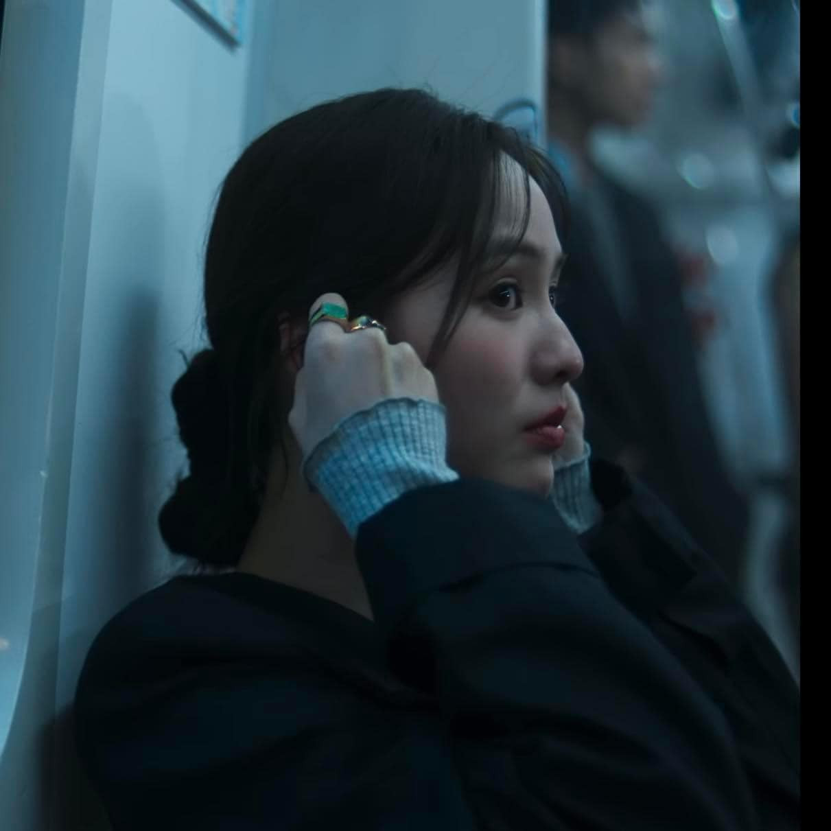 Các tạo hình của nữ chính được đánh giá cao nhờ cách mix &amp; match các tông màu trung tính, pastel cùng phụ kiện tinh tế, phù hợp với khung cảnh MV.