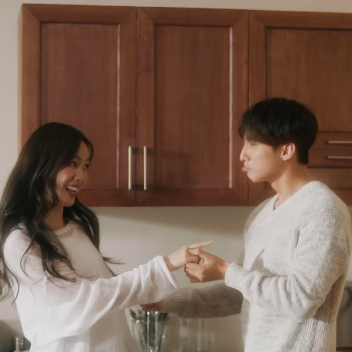 Các tạo hình của nữ chính được đánh giá cao nhờ cách mix &amp; match các tông màu trung tính, pastel cùng phụ kiện tinh tế, phù hợp với khung cảnh MV.