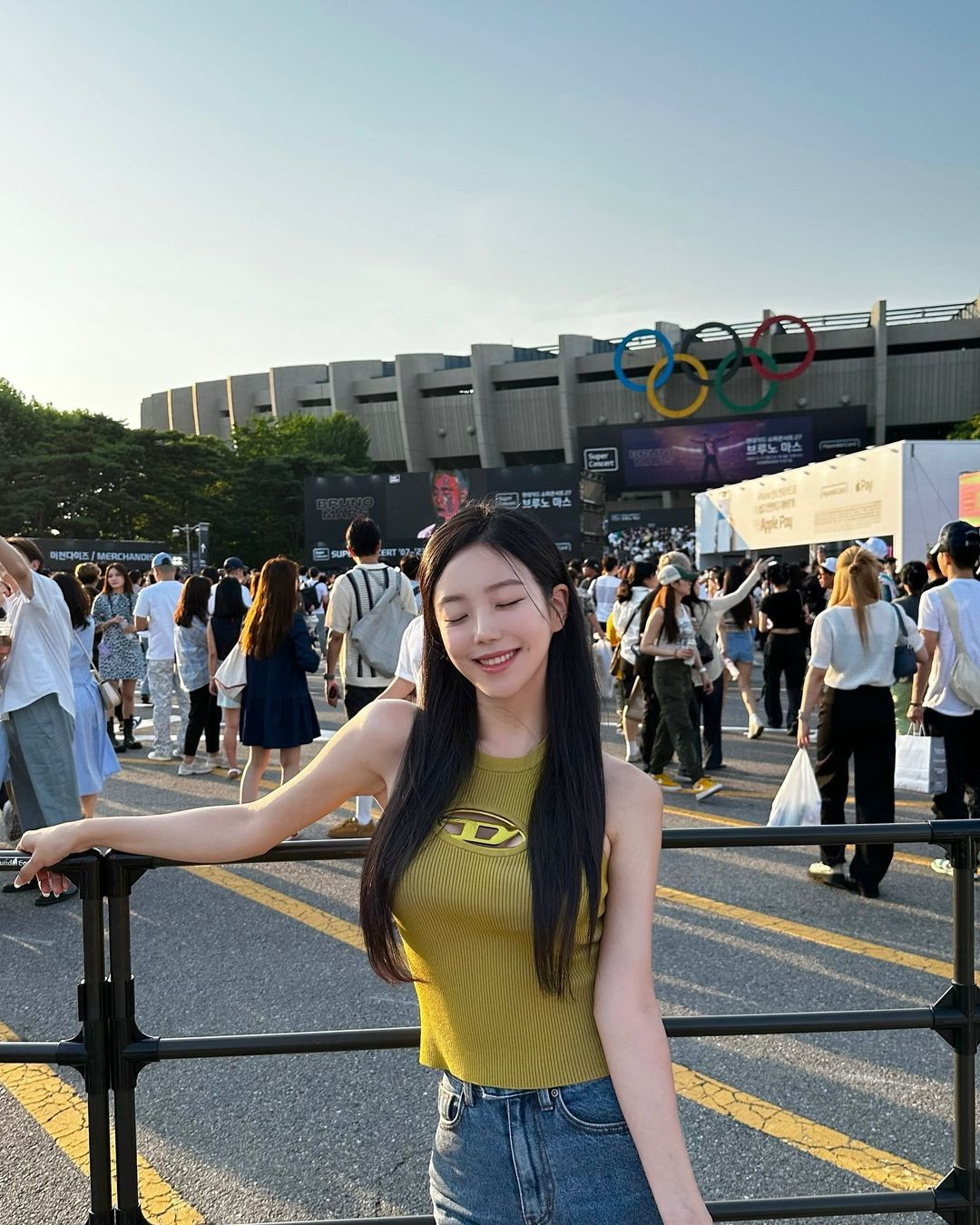 Ha Jeong trở thành hiện tượng nổi bật tại chương trình với nét hấp dẫn riêng biệt. Ngoài đời, cô nàng ưa chuộng phong cách trang phục tối giản. Ha Jeong trở thành hiện tượng nổi bật tại chương trình với nét hấp dẫn riêng biệt. Ngoài đời, cô nàng ưa chuộng phong cách trang phục tối giản.