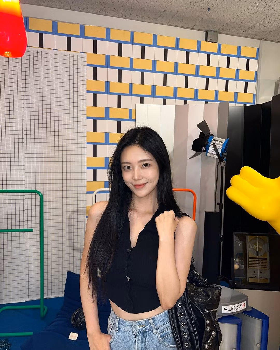 Ha Jeong trở thành hiện tượng nổi bật tại chương trình với nét hấp dẫn riêng biệt. Ngoài đời, cô nàng ưa chuộng phong cách trang phục tối giản.