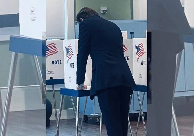 Bóng lưng của Barron Trump trong trang phục vest chỉn chu gây chú ý. Bóng lưng của Barron Trump trong trang phục vest chỉn chu gây chú ý.