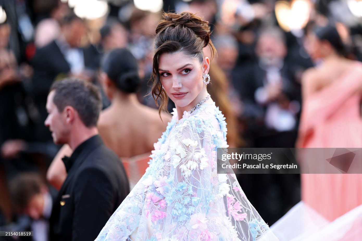 Miss Grand International 2022 Isabella Menin diện thiết kế hoa nổi, quét đất cầu kỳ.