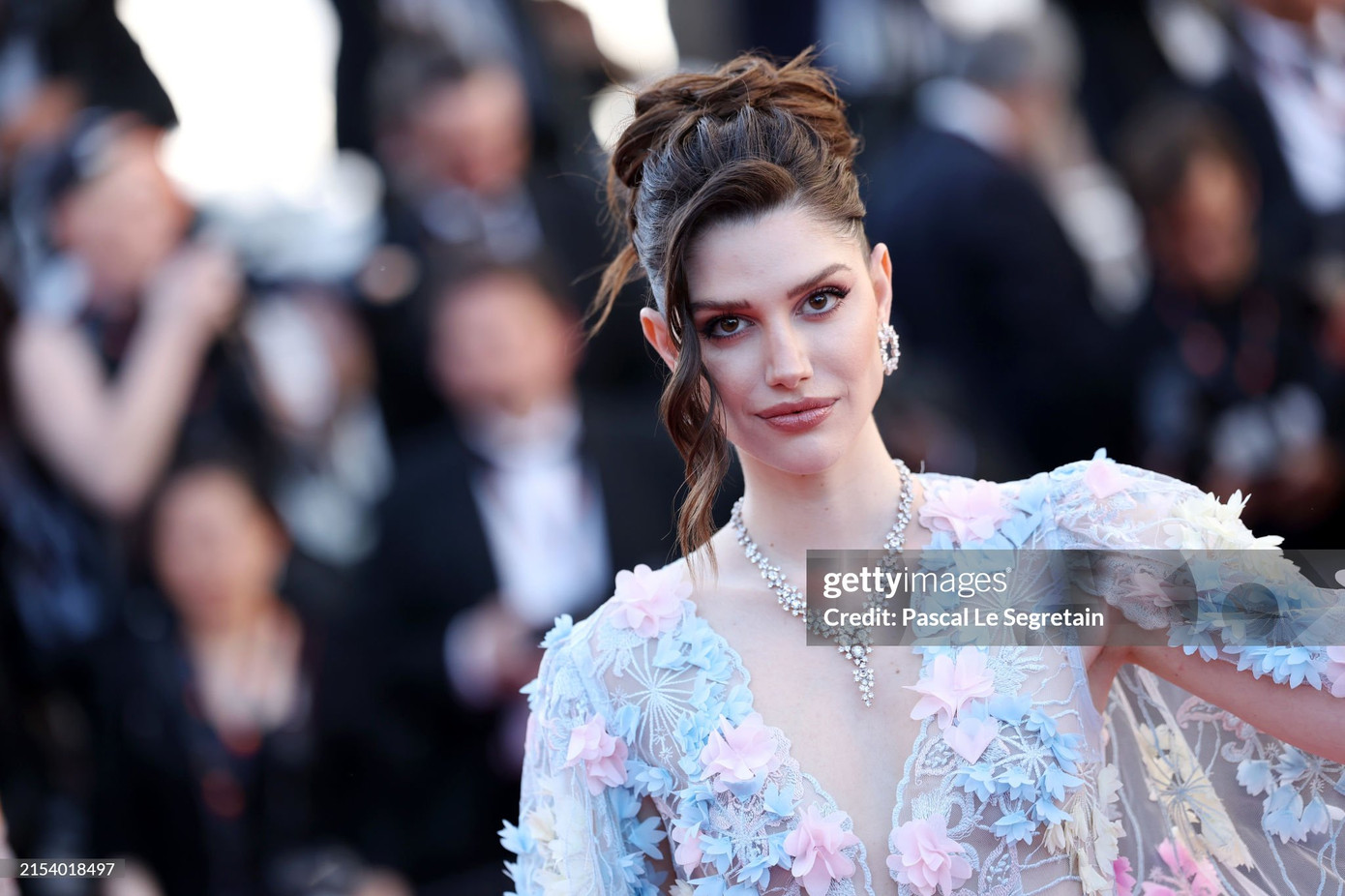 Miss Grand International 2022 Isabella Menin diện thiết kế hoa nổi, quét đất cầu kỳ.