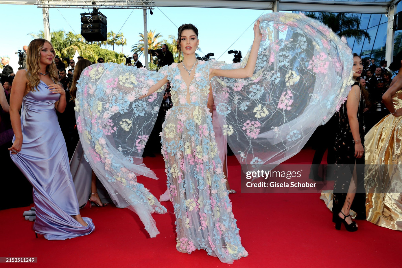 Miss Grand International 2022 Isabella Menin diện thiết kế hoa nổi, quét đất cầu kỳ.