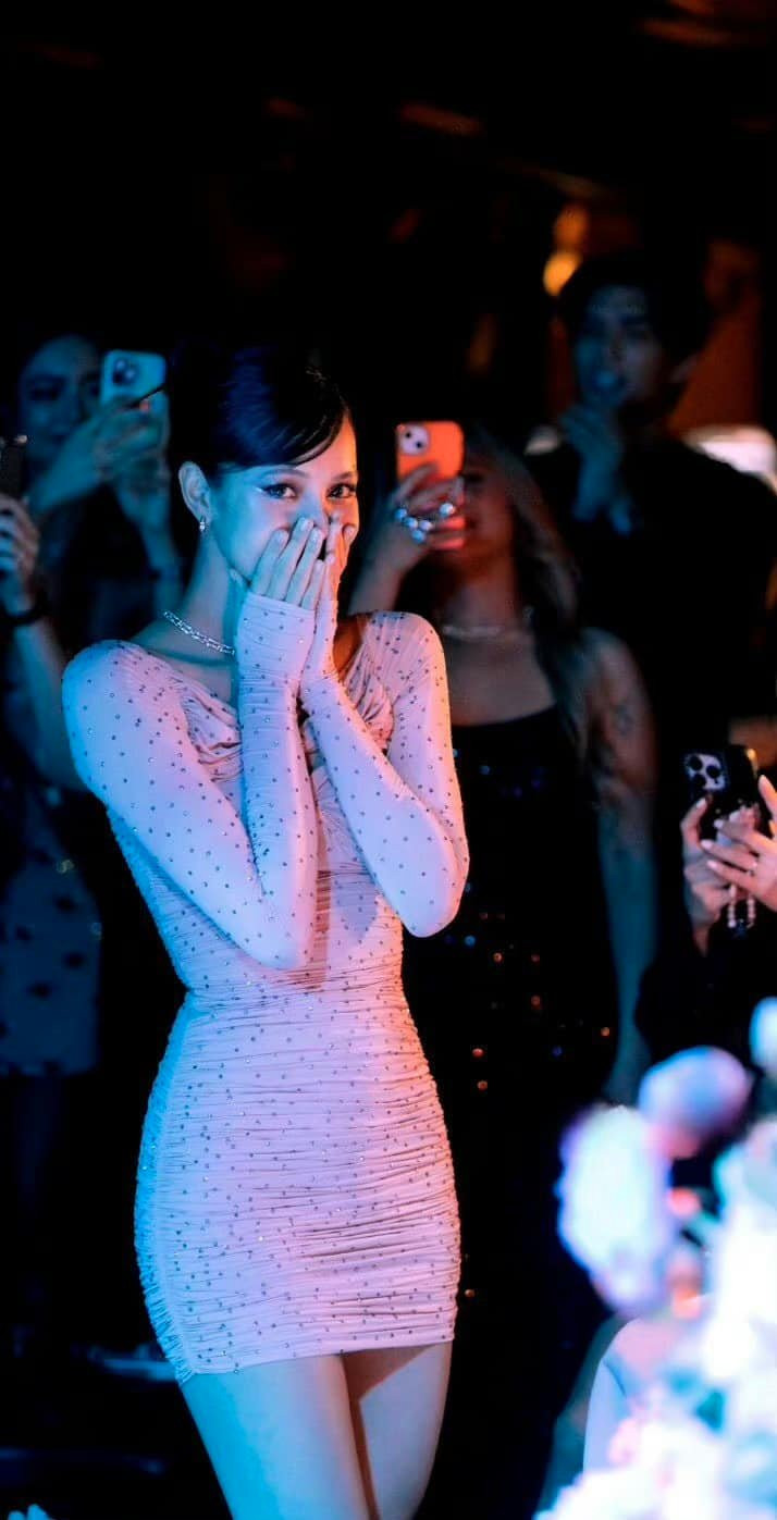 Lisa BLACKPINK ghi điểm trong tiệc sinh nhật tuổi 27 khi lựa chọn kiểu tóc xòe đuôi, mái chéo. Lisa BLACKPINK ghi điểm trong tiệc sinh nhật tuổi 27 khi lựa chọn kiểu tóc xòe đuôi, mái chéo.