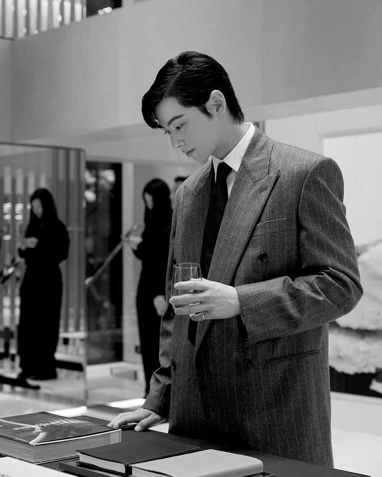 Cha Eun Woo lên bìa tạp chí GQ Hàn Quốc số tháng 8, "nhá hàng" về sự kết hợp với Saint Laurent. Cha Eun Woo lên bìa tạp chí GQ Hàn Quốc số tháng 8, "nhá hàng" về sự kết hợp với Saint Laurent.