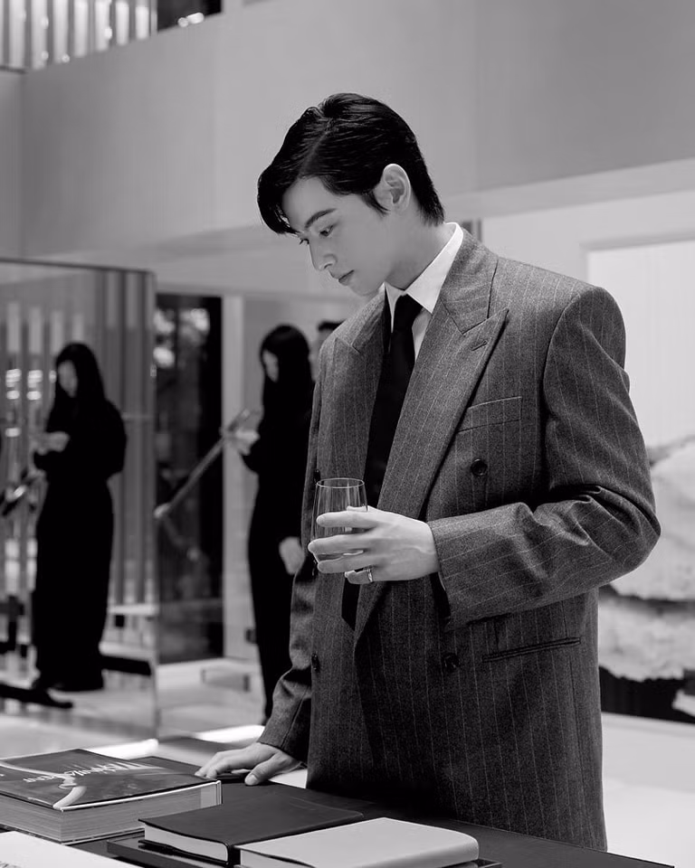Cha Eun Woo lên bìa tạp chí GQ Hàn Quốc số tháng 8, "nhá hàng" về sự kết hợp với Saint Laurent.