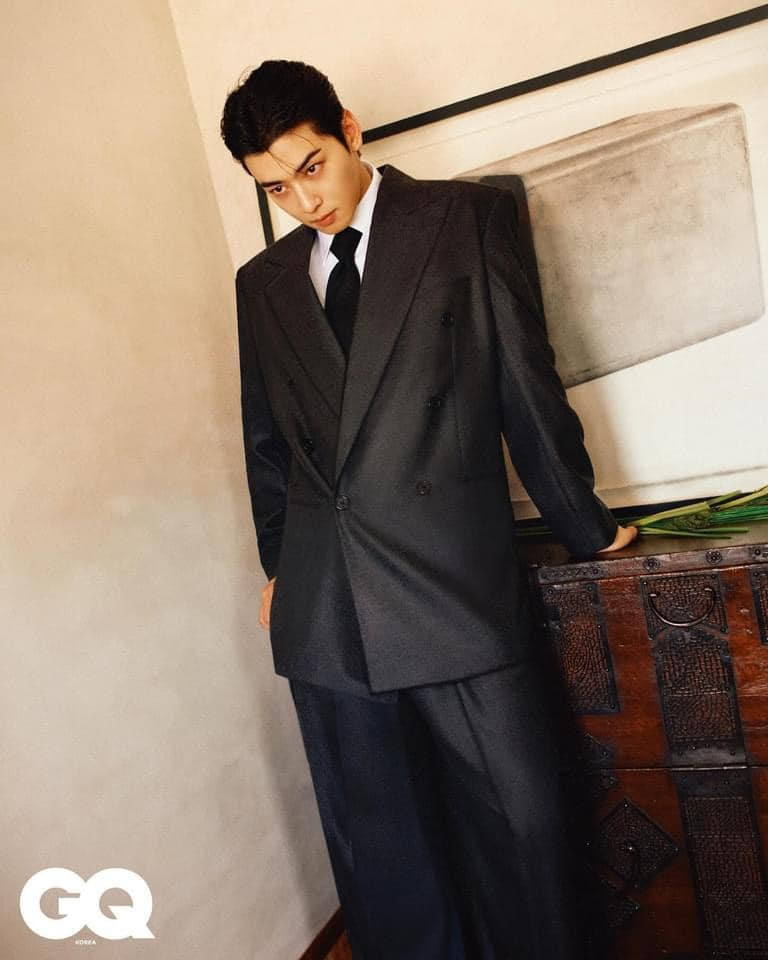 Cha Eun Woo lên bìa tạp chí GQ Hàn Quốc số tháng 8, "nhá hàng" về sự kết hợp với Saint Laurent. Cha Eun Woo lên bìa tạp chí GQ Hàn Quốc số tháng 8, "nhá hàng" về sự kết hợp với Saint Laurent.