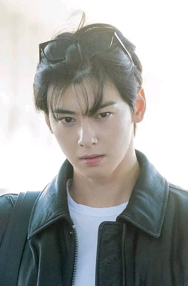 Cha Eun Woo tại sân bay khởi hành sang Pháp. Cha Eun Woo tại sân bay khởi hành sang Pháp.