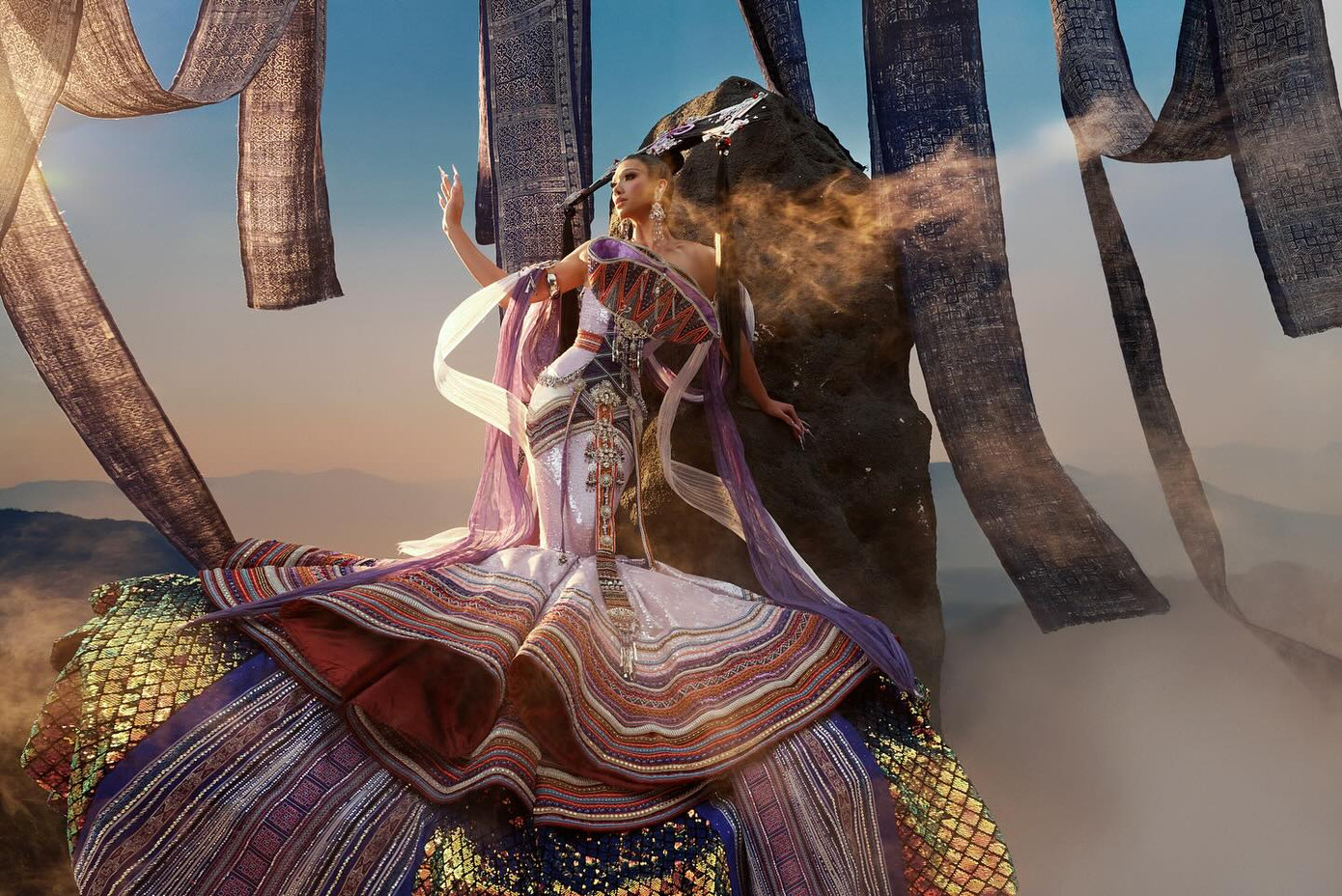 Plastique Tiara "keo lỳ" trong mẫu thiết kế được làm từ chất liệu thổ cẩm. Plastique Tiara "keo lỳ" trong mẫu thiết kế được làm từ chất liệu thổ cẩm.