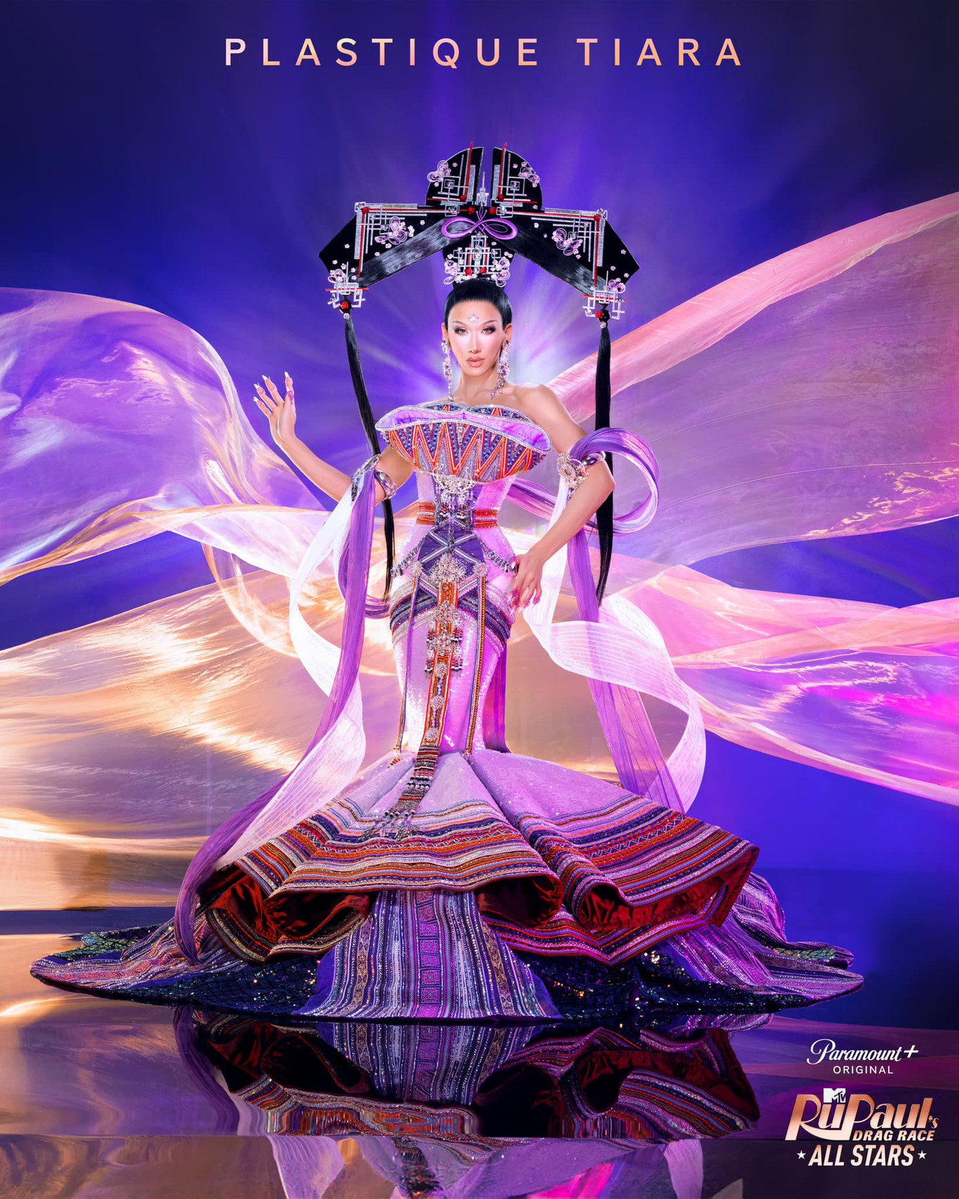 Plastique Tiara "keo lỳ" trong mẫu thiết kế được làm từ chất liệu thổ cẩm. Plastique Tiara "keo lỳ" trong mẫu thiết kế được làm từ chất liệu thổ cẩm.